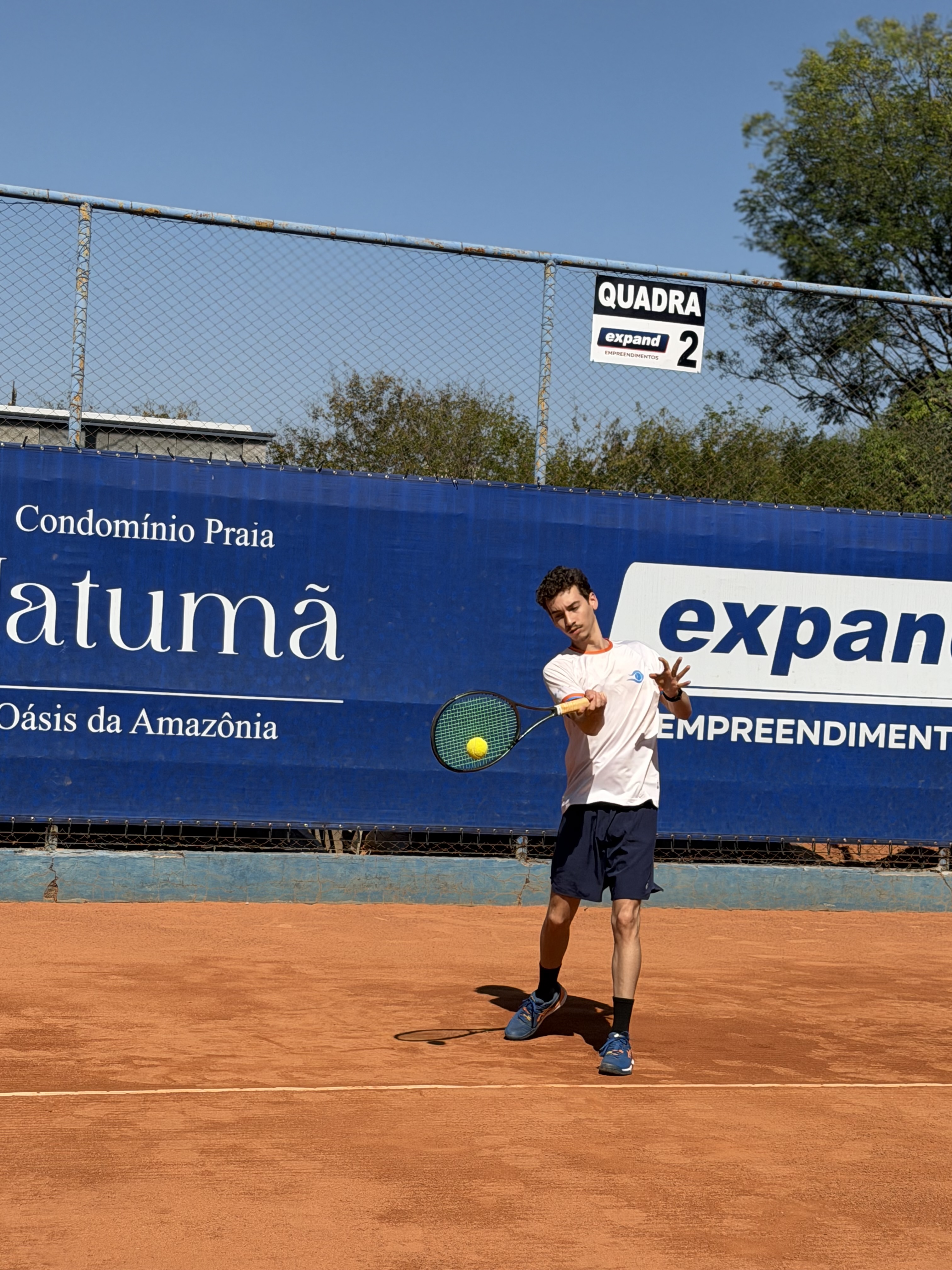 Aluno em treino no saibro
