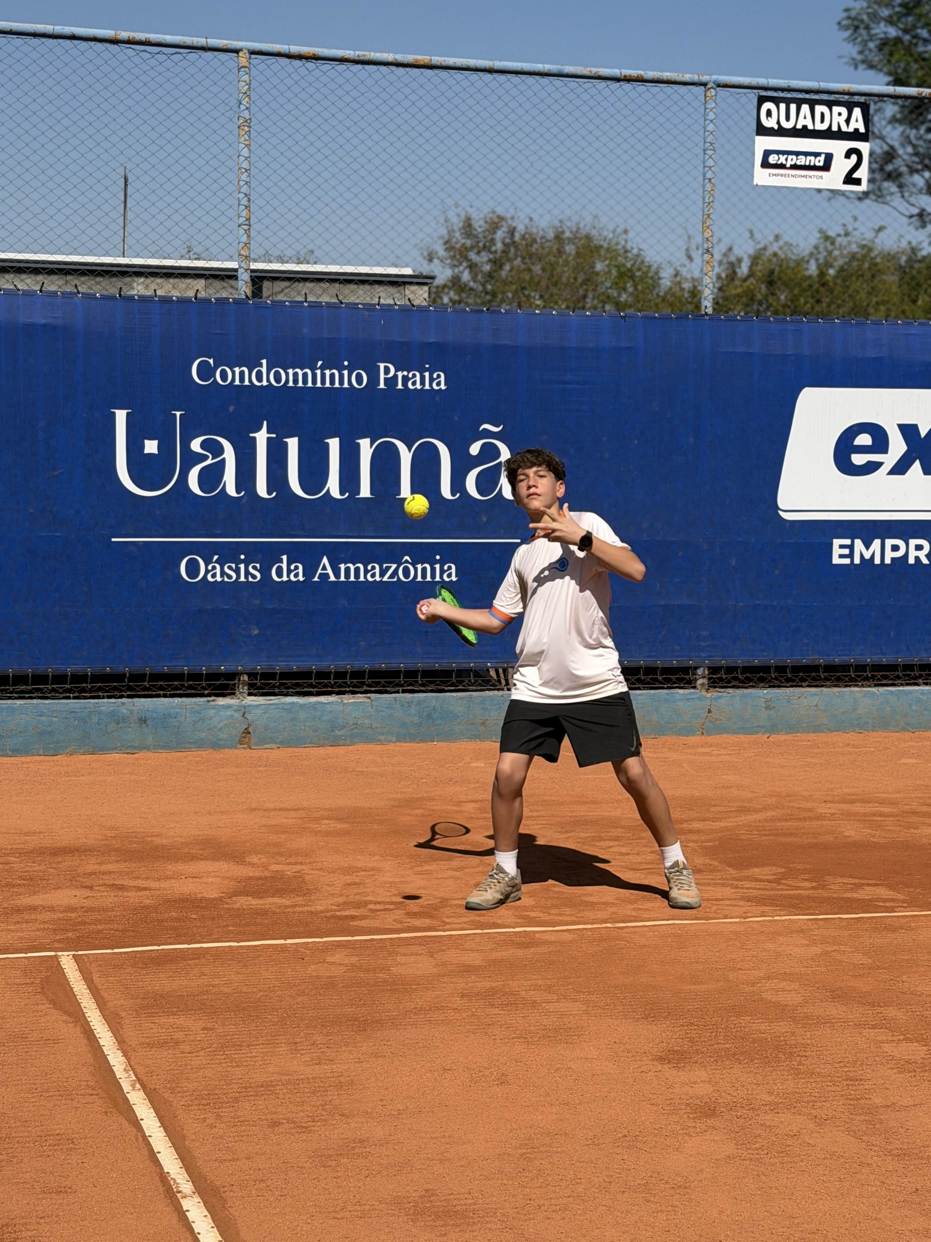 Aluno jovem em treino no saibro